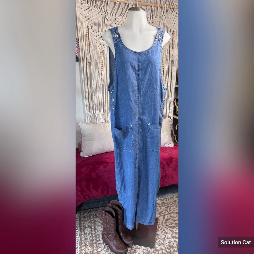 Ami 90’s Vintage Maxi Blue Denim Dress. Made of 65% tencel.